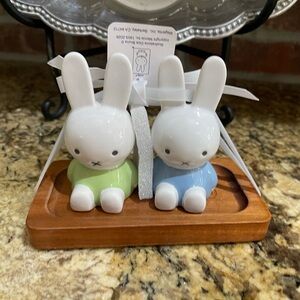 Magenta MIFFY figural salt and pepper shakers with wood base - Brand new!